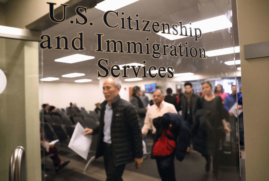 美移民局：不合法取得綠卡 入籍將被拒