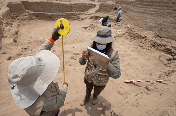 2021年11月30日,秘魯,考古學家正在「卡哈馬爾基利亞」(Cajamarquilla)考古遺蹟工作,先前此地發現了一具約800至1,200年歷史的木乃伊。(Cris Bouroncle/AFP via Getty Images)