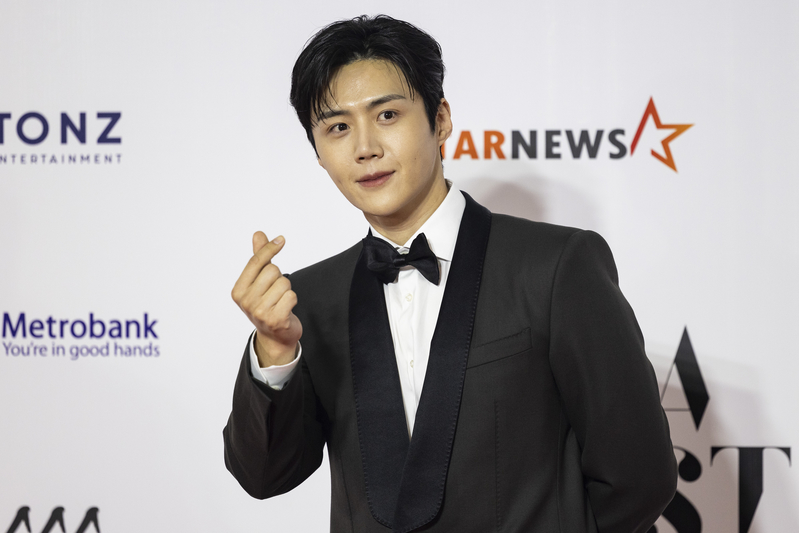 金宣虎扮口譯員 與高允貞拍檔上演浪漫喜劇