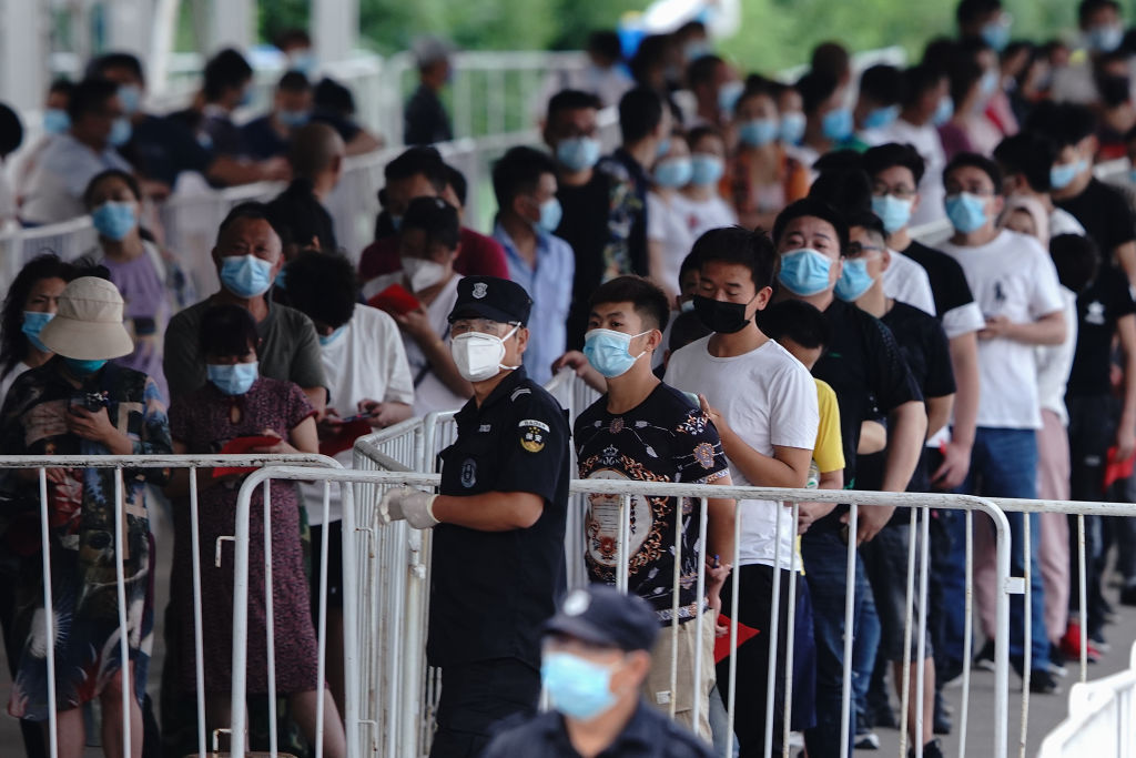 近日，北京疫情反彈，引發外界關注。圖為2020年6月17日，北京市民排隊等候接受核酸檢測。（Lintao Zhang/Getty Images）