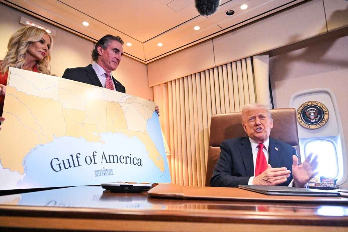 2月9日,美國總統特朗普在飛往路易斯安那州新奧爾良的空軍一號上,簽署將墨西哥灣更名為美洲灣的公告之前向媒體發表講話。(ROBERTO SCHMIDT / AFP)