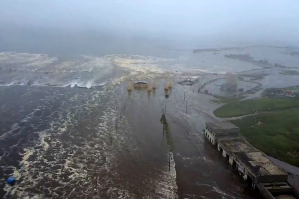 2025年8月9日,俄羅斯千島群島(Kuril Islands)東部發生6級地震。這宗地震或與7月30日俄遠東地區發生的8.8級強震有關。圖為2025年7月30日,發生強震後,千島群島遭受海嘯襲擊的北庫里爾斯克。(Handout/Geophysical Service of the Russian Academy of Sciences/AFP)
