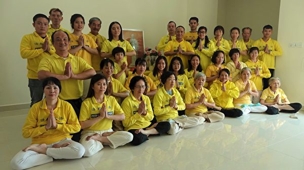 越南法輪功學員恭祝師父新年好。（明慧網）