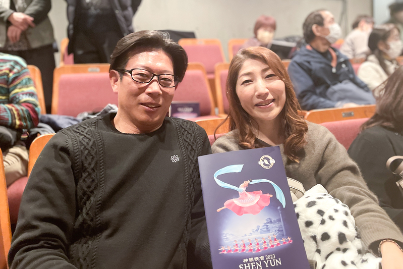 2023年1月22日,開設芭蕾舞學校的芭蕾舞老師工藤智子(Kudo Tomoko)與丈夫觀看了神韻世界藝術團在宇都宮栃木縣綜合文化中心(Tochigi Prefecture Cultural Center)的第二場演出。(任子慧/大紀元)