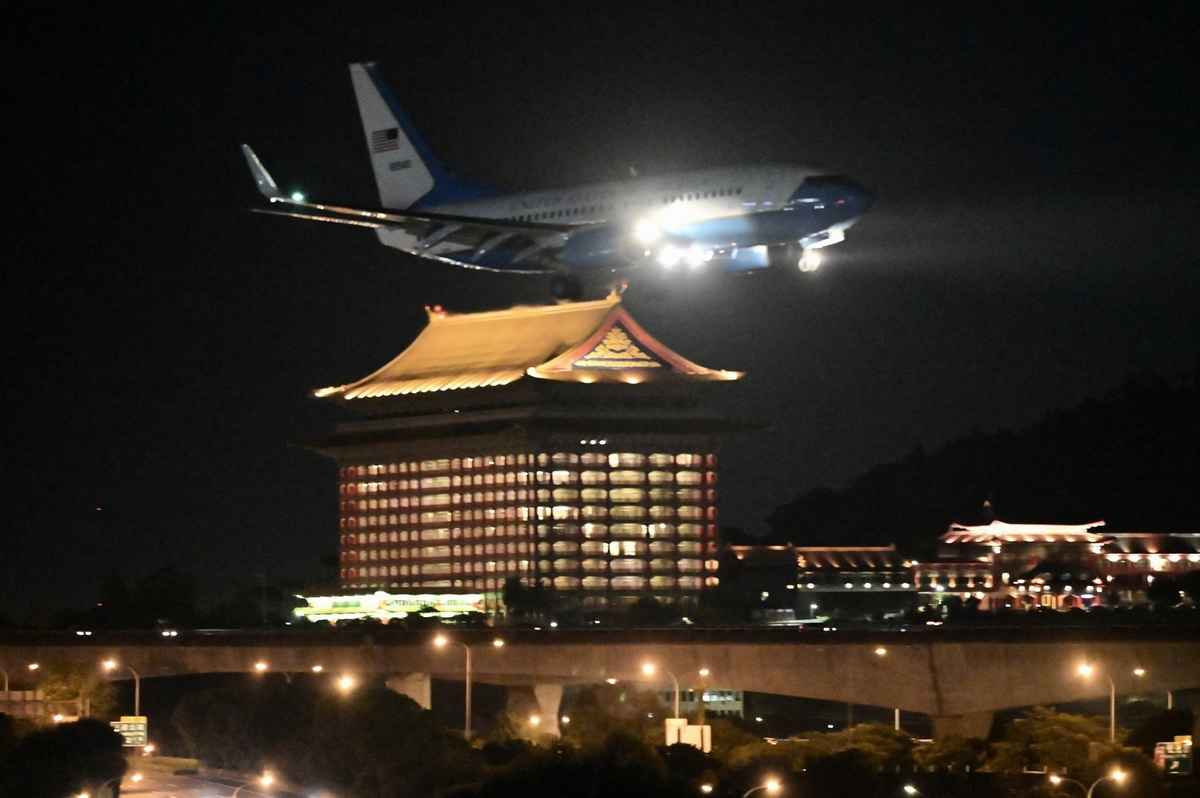 2022年8月2日，一架載有美國眾議院議長佩洛 西（Nancy Pelosi）的美國軍用飛機準備降落在台 北松山機場。(Sam Yeh / AFP)
