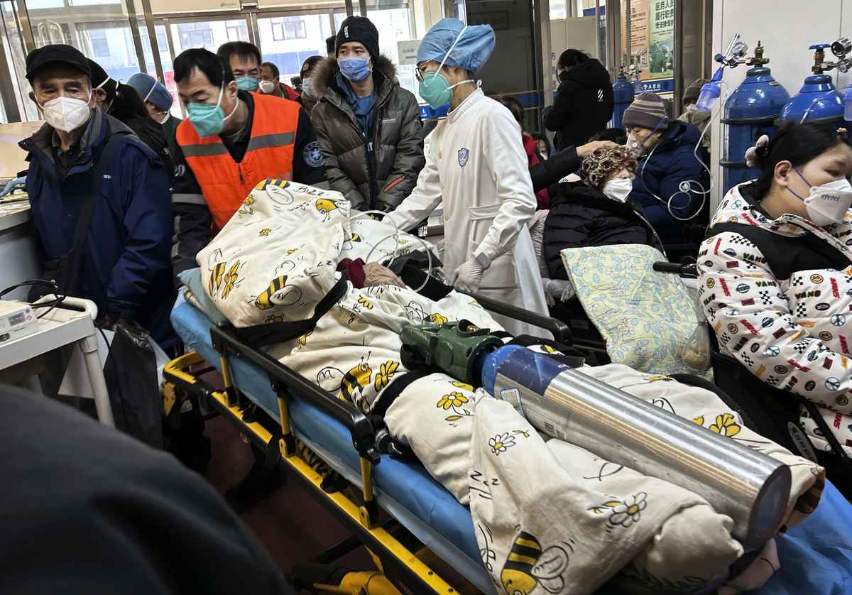 2023年1月2日，北京一所醫院急症室內的新冠病人。（Getty Images）