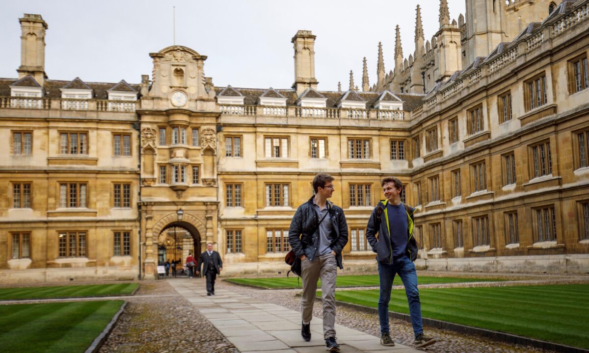 學生們走過英國劍橋大學校園。攝於2018年3月14日。（Tolga Akmen/AFP via Getty Images）