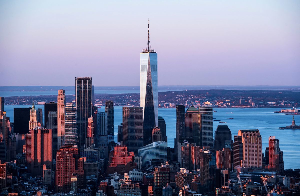 2021年4月3日， 在日出時分從紐約帝國大廈86層觀景台所看到的曼哈頓下城與世貿中心一號樓（原名自由塔）。 （ANGELA WEISS/AFP via Getty Images）