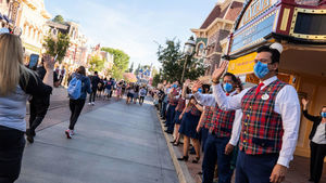 迪士尼「復仇者園區」開放 吸引數千遊客