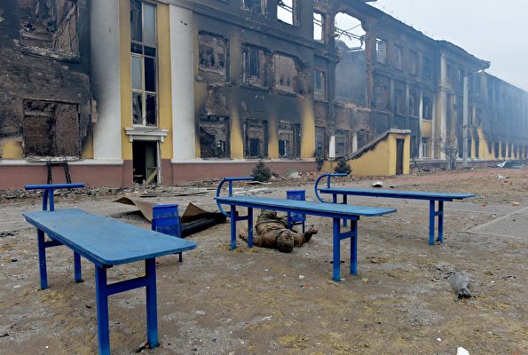 2022年2月28日，一名俄羅斯士兵的屍體躺臥在哈爾科夫市的一間學校外。學校建築已因戰爭而被摧毀。（SERGEY BOBOK/AFP via Getty Images）