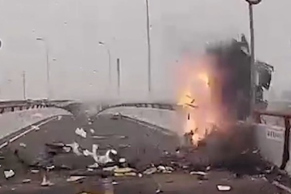 上海一轎車失控翻下高架橋 起火畫面曝光