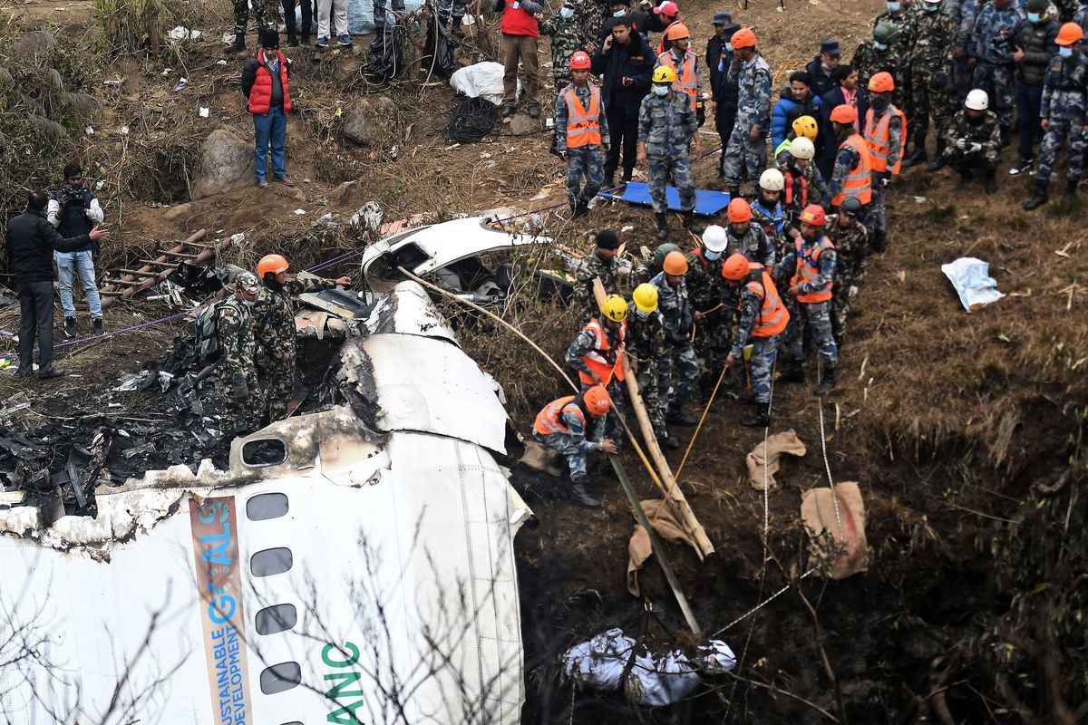 2023年1月16日，救援人員在博卡拉（Pokhara）搜救在雪人航空公司（Yeti Airlines）空難中遇難者的屍體。（Prakash Mathema/AFP via Getty Images）