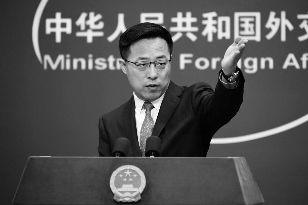圖為2020年4月8日，中共外交部發言人趙立堅在北京例行記者會現場。（GREG BAKER/AFP via Getty Images）