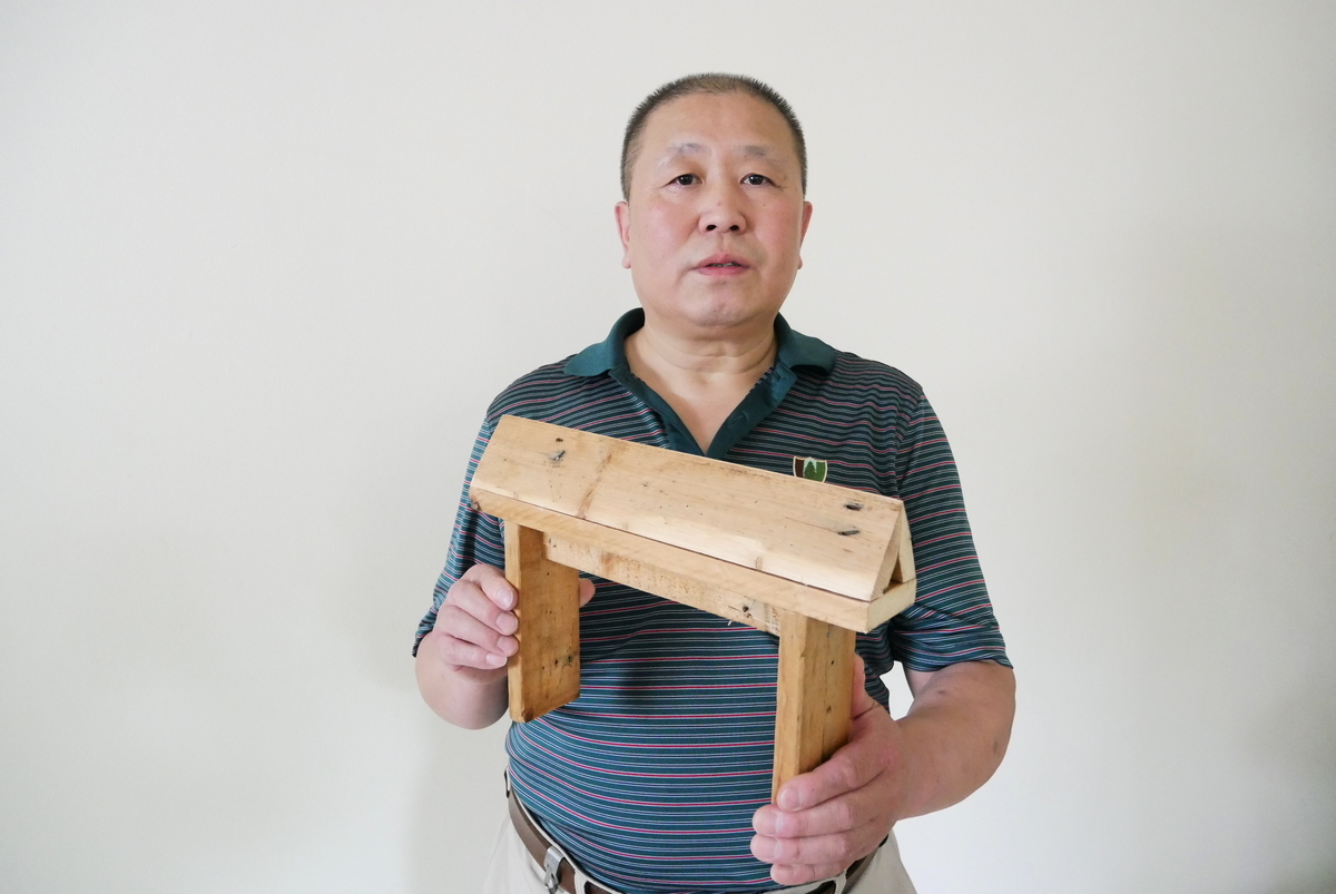 帶「尖刃」的小板凳的受害者、原遼寧省法輪功學員王虹，親手做出的帶「尖刃」的小板凳。（李辰／大紀元）