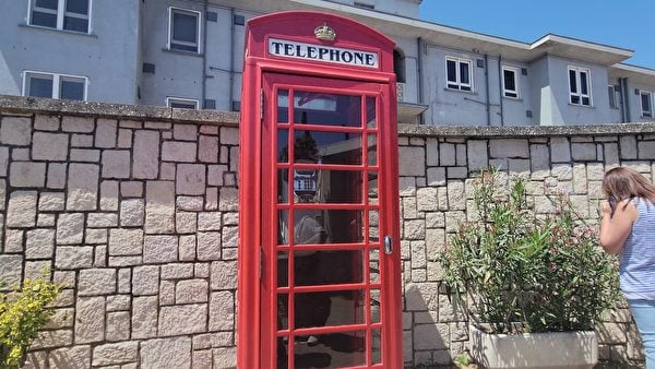 一進入直布羅陀，就發現英國的紅色電話亭了。（陸威廉攝）