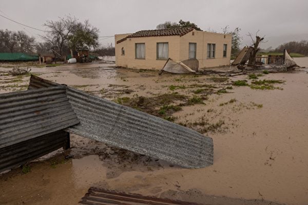 2023年1月14日,來自薩利納斯河(Salinas River)的洪水淹沒了加利福尼亞州查拉爾(Chualar)附近的一所房屋,因為一系列大氣河風暴襲擊了加州,造成嚴重破壞。(David NcNew/AFP via Getty Images)