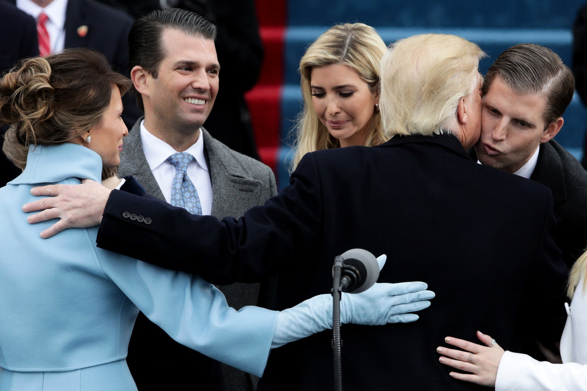 圖為美國總統特朗普（右二）與家人在一起。（左二為長子小特朗普。）（Alex Wong/Getty Images））