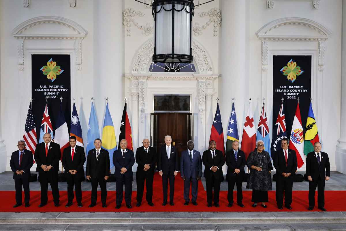 2022年9月29日，在華盛頓特區，美國總統拜登（從左往右，中七）和來自太平洋島嶼地區的領導人在白宮的北門廊合照。美國總統祖拜登（Joe Biden）和所羅門群島總理馬納塞‧索加瓦雷（Manasseh Sogavare，中八）站在一起。（Chip Somodevilla/Getty Images）