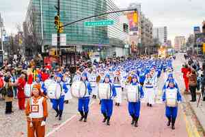 觀看紐約新年大遊行 華人盛讚法輪功