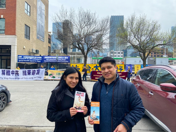 伊察·馬丁內斯(Itza Martinez)和安東尼奧·馬爾沃納沃(Anthonio MaLvonavo)支持法輪功、希望進一步了解法輪功修煉。(芝加哥記者站/大紀元)