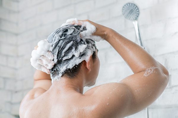 正常情況下，洗頭不會越洗越油或是落髮。（Shutterstock）