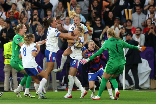 2025年7月27日,女足歐國盃(UEFA Women’s Euro)決賽上,世界排名第五的英格蘭女足通過十二碼大戰,以3:1擊敗世界排名第二的西班牙隊,從而以總比分4:2戰勝對手,成功衛冕「歐國盃」冠軍。圖為英格蘭姑娘慶祝勝利瞬間。(Alexander Hassenstein/Getty Images)