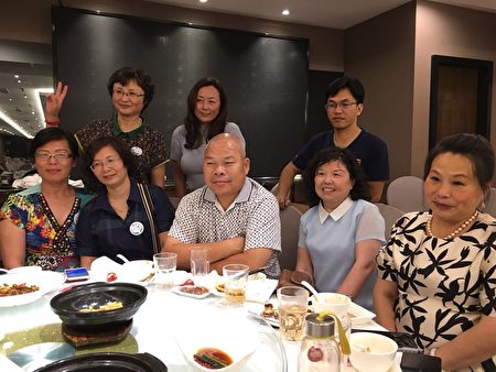 圖為2018年6月2日陳家鴻律師（前排中）和上海股民餐敘合照。（受訪者提供）