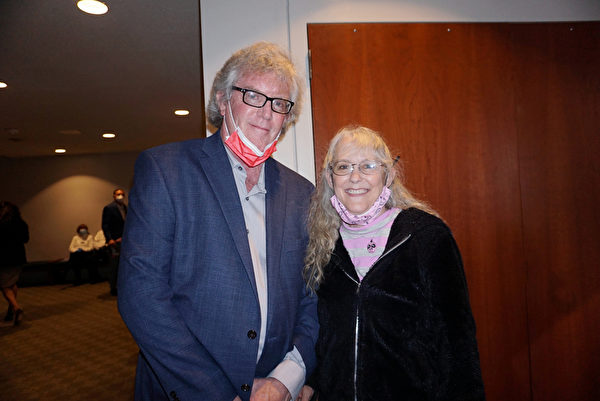 2021年11月1日晚，在美國阿爾伯克基波普喬伊廳，著名音樂家Todd Lowry與夫人Suzanne Lowry一同觀看了神韻北美藝術團的精彩演出。（林南宇／大紀元）