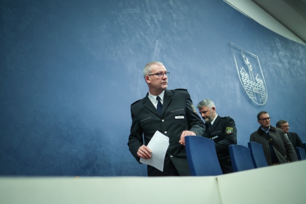 2024年12月21日,馬格德堡警察監察局局長朗漢斯(Tom-Oliver Langhans,圖左)在舉行聯合新聞發布會後離開。此前一天,該市聖誕市場遭汽車衝撞人群襲擊,造成大量傷亡。(Ronny Hartmann / AFP)