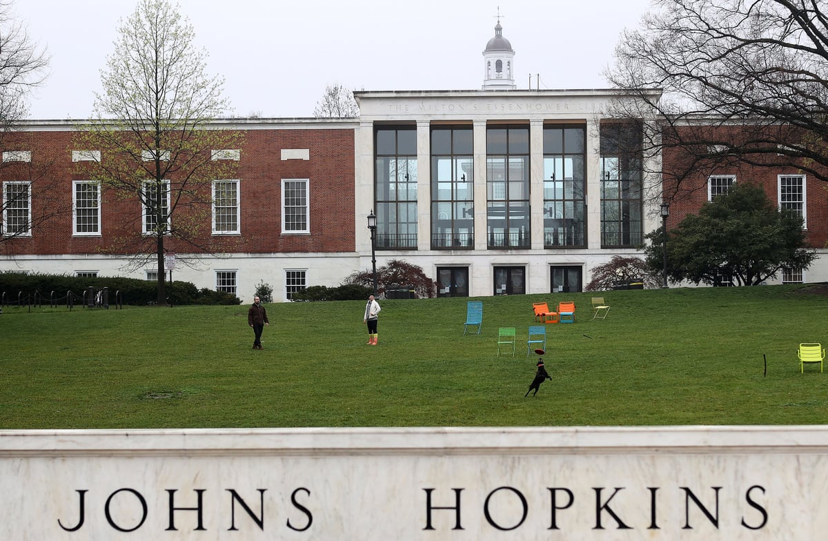 約翰‧霍普金斯大學在2021年秋季學期開始前，修改了COVID疫苗的認可清單。（Rob Carr/Getty Images）