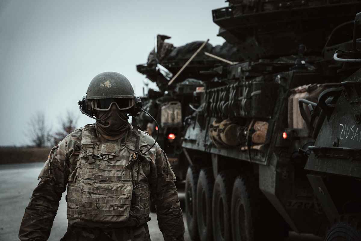 2022年2月21日，一名美國陸軍士兵在戰術行軍前，正在進行裝備檢查。該行軍將從德國前往拉脫維亞，路程超過1500公里。 （U.S. Army photo by Spc. Nicko Bryant Jr.）
