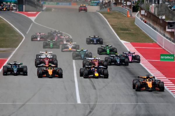 2025年6月1日,F1大獎賽西班牙站正賽在巴塞隆拿的加泰羅尼亞賽道舉行,杆位發車的麥拿侖澳洲車手皮亞斯特利(Oscar Piastri)全程領跑,奪得賽季第五冠。圖為正賽發車後,皮亞斯特利領跑瞬間。(Mark Thompson/Getty Images)
