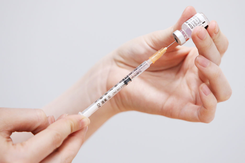 資料圖：一名醫務人員正在為客戶準備輝瑞疫苗。（Lisa Maree Williams/Getty Images）