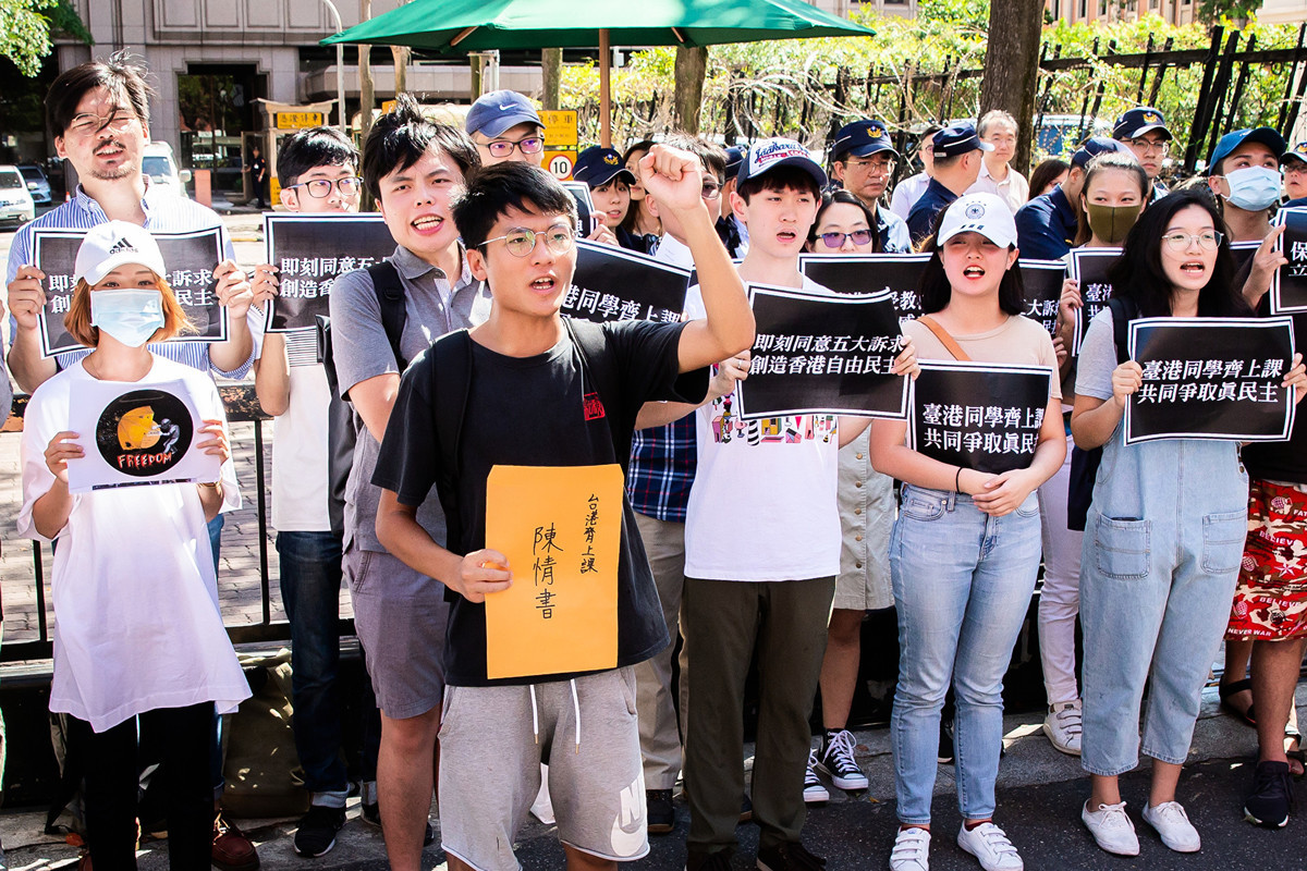 多個學生團體、民團9月2日向陸委會遞交陳情書，希望政府協助保留港生學籍。（陳柏州／大紀元）
