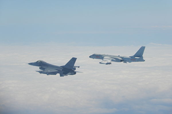 圖為2020年2月9日，中共軍機越過台海中線，台灣國軍F-16戰機（左）緊急起飛監控。（台灣國防部提供）
