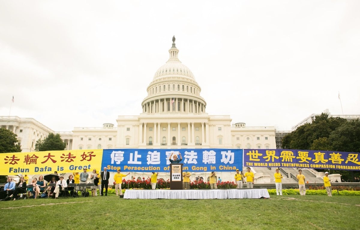 2019年7月18日，法輪功學員在美國首都集會，呼籲制止中共對法輪功長達20年的迫害。（明慧網）
