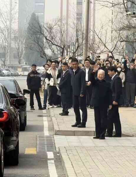 溫家寶高調露面 知情人爆背後含義