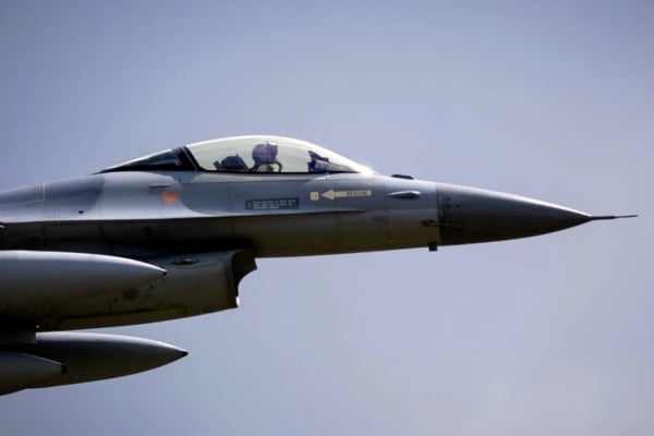 圖為2025年5月26日,一架F-16戰鬥機離開荷蘭沃爾克爾空軍基地(Volkel Air Base),準備移交給烏克蘭。(Robin van Lonkhuijsen/ANP/AFP via Getty Images)