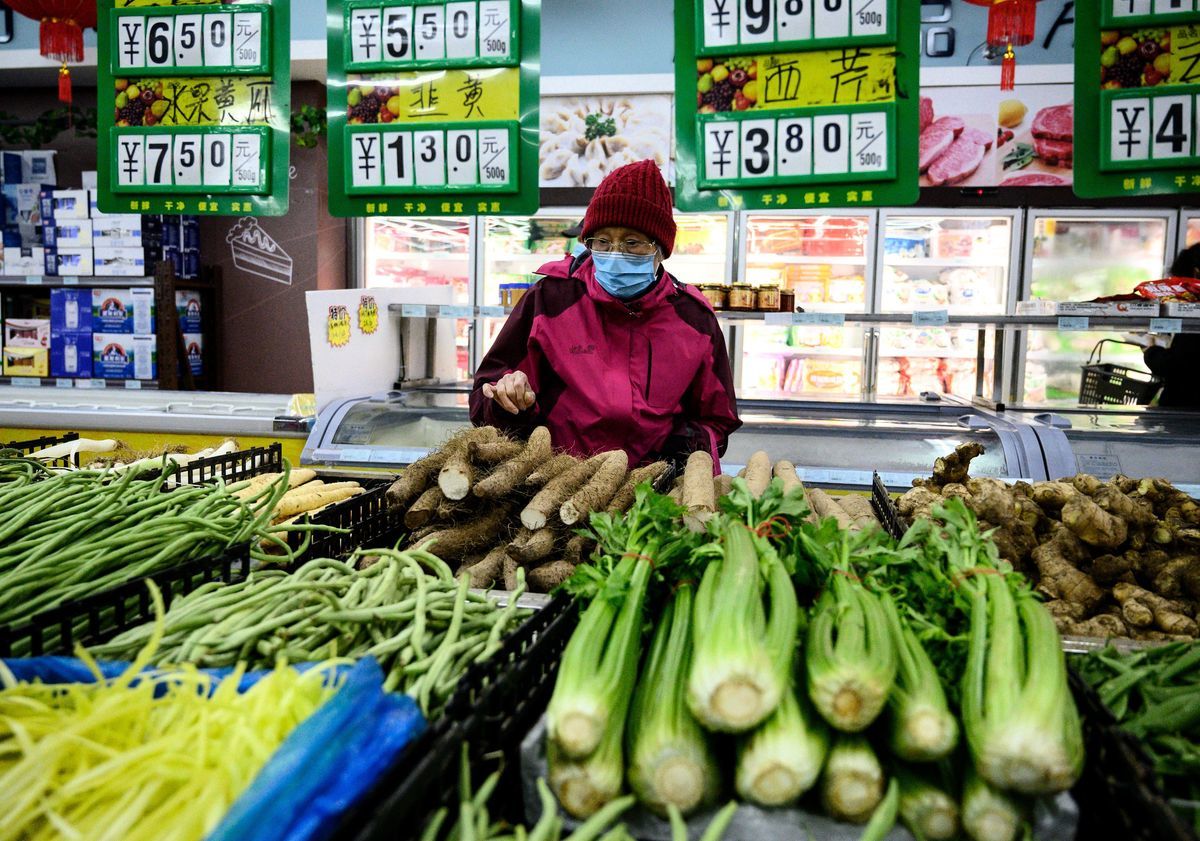 中共統計局1月11日公佈的數據顯示，近期鮮菜、鮮果、豬羊肉、雞蛋等紛紛漲價，去年12月全國CPI（居民消費價格指數）由降轉漲。（NOEL CELIS/AFP via Getty Images））
