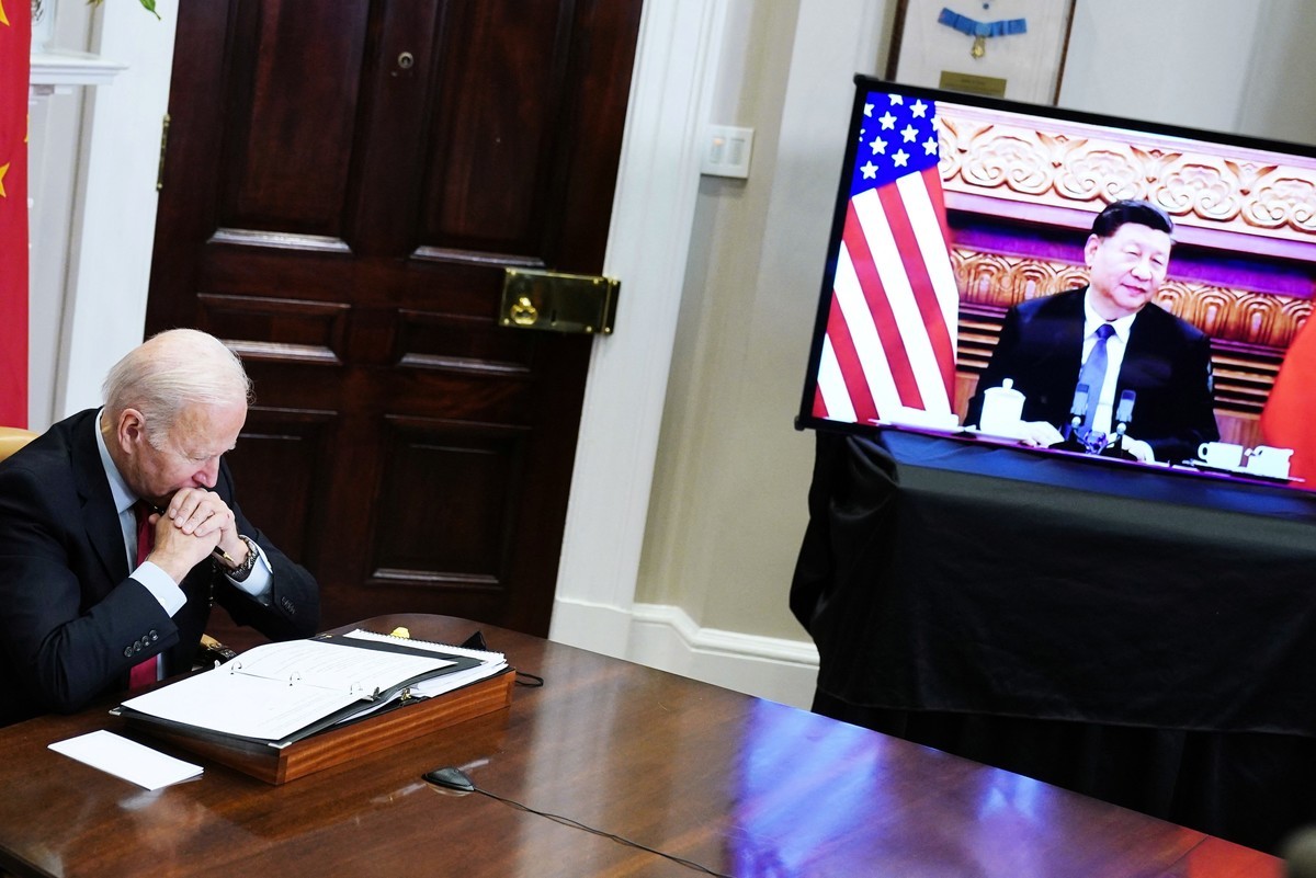 2021年11月15日，美國總統拜登在白宮與習近平通過視像會晤。會談結束後，中共試圖高調宣傳，美國卻接連出拳。（Mandel Ngan/AFP via Getty Images）