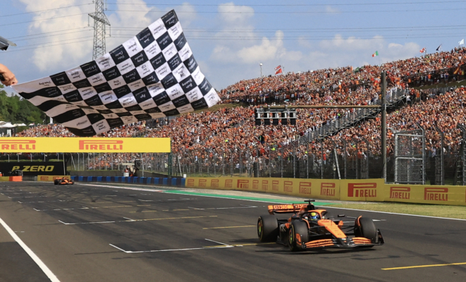 2024年7月21日,F1匈牙利大獎賽正賽,頭排發車的兩輛麥拿侖賽車成功包攬了前兩名,澳洲車手皮亞斯特利首獲分站賽冠軍,英國車手羅禮士「忍痛」讓車居第二。圖為皮亞斯特利率先衝綫瞬間。(Martin Divisek/POOL/AFP via Getty Images)