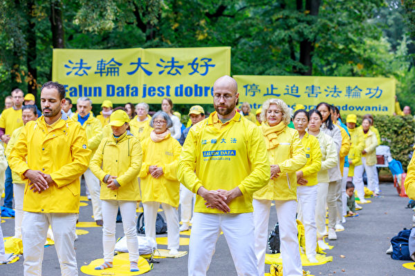 9月10日清晨，歐洲多國部份法輪大法學員在華沙的城市公園The Saxon Garden進行集體煉功。（張清䬙／大紀元）