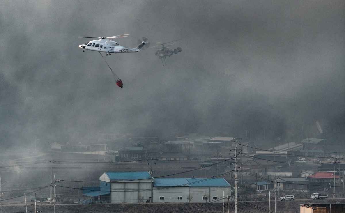2025年3月22日,直升機嘗試撲滅南韓東南部義城郡(Uiseong County)發生的野火。當局表示,南韓一場野火已造成至少兩名消防員喪生,並下令南部15個村莊的逾200名居民撤離。(YONHAP/AFP)