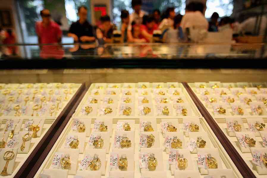 大陸金價大跌 有人趁跌買入有人觀望
