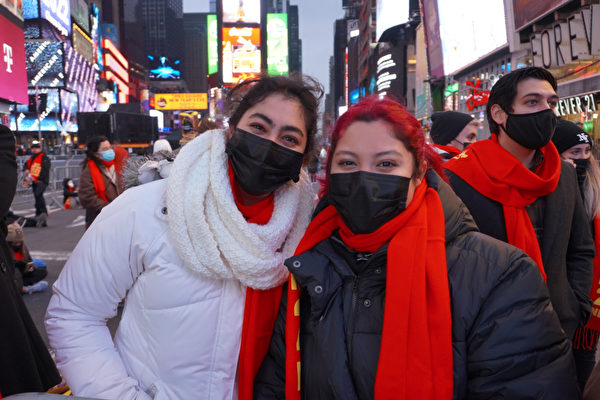 2021年12月31日，Candelaria（左）與Fernanda（右）在紐約時代廣場參加跨年活動。（林宜君／大紀元）