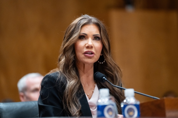 美國土安全部長建議擴大旅行禁令 或針對30多個國家