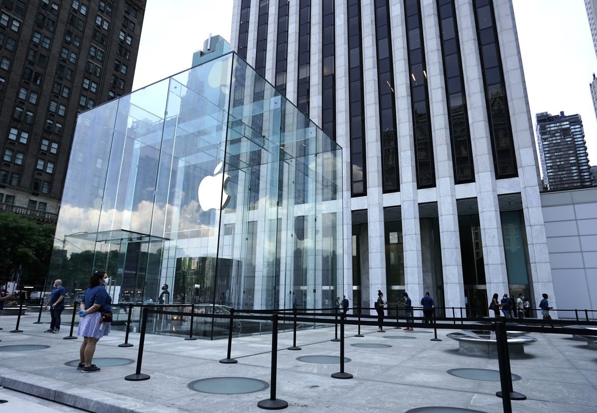 2020年6月22日，紐約市進入第二階段重新開放，人們經過第五大道的蘋果店。（Timothy A. Clary/AFP via Getty Images）