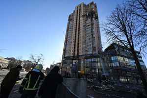 烏克蘭危機｜基輔公寓大樓被導彈擊中 影片曝光