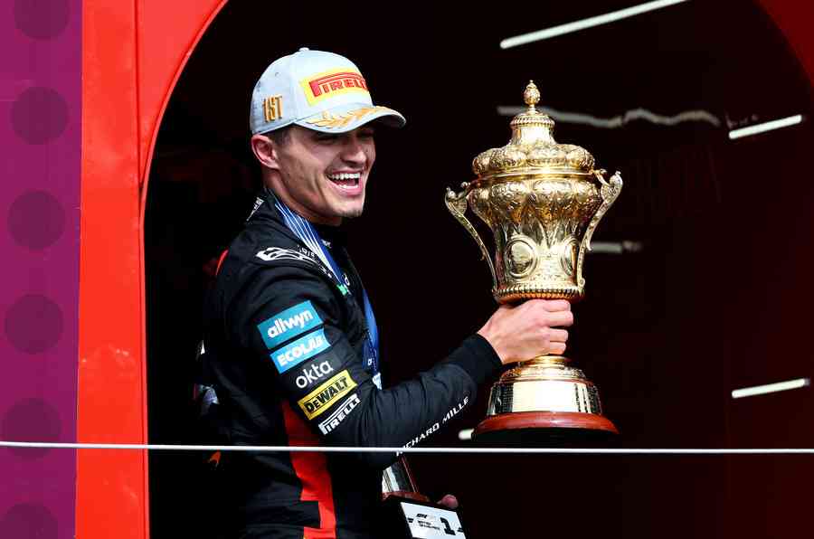 F1英國站：事故、大雨 難阻麥拿侖攬冠亞軍