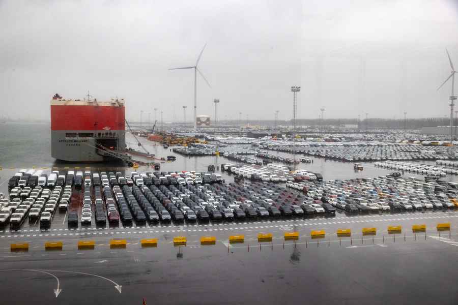 滯銷的中國汽車堆積如山 歐洲港口成停車場